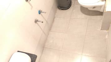 Deluxe tweepersoonskamer | Badkamer | Een douche, gratis toiletartikelen, zeep, shampoo