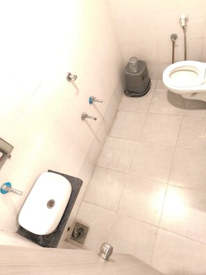 ห้องดีลักซ์ดับเบิล | ห้องน้ำ | ฝักบัว, ของใช้ในห้องน้ำฟรี, สบู่, ยาสระผม