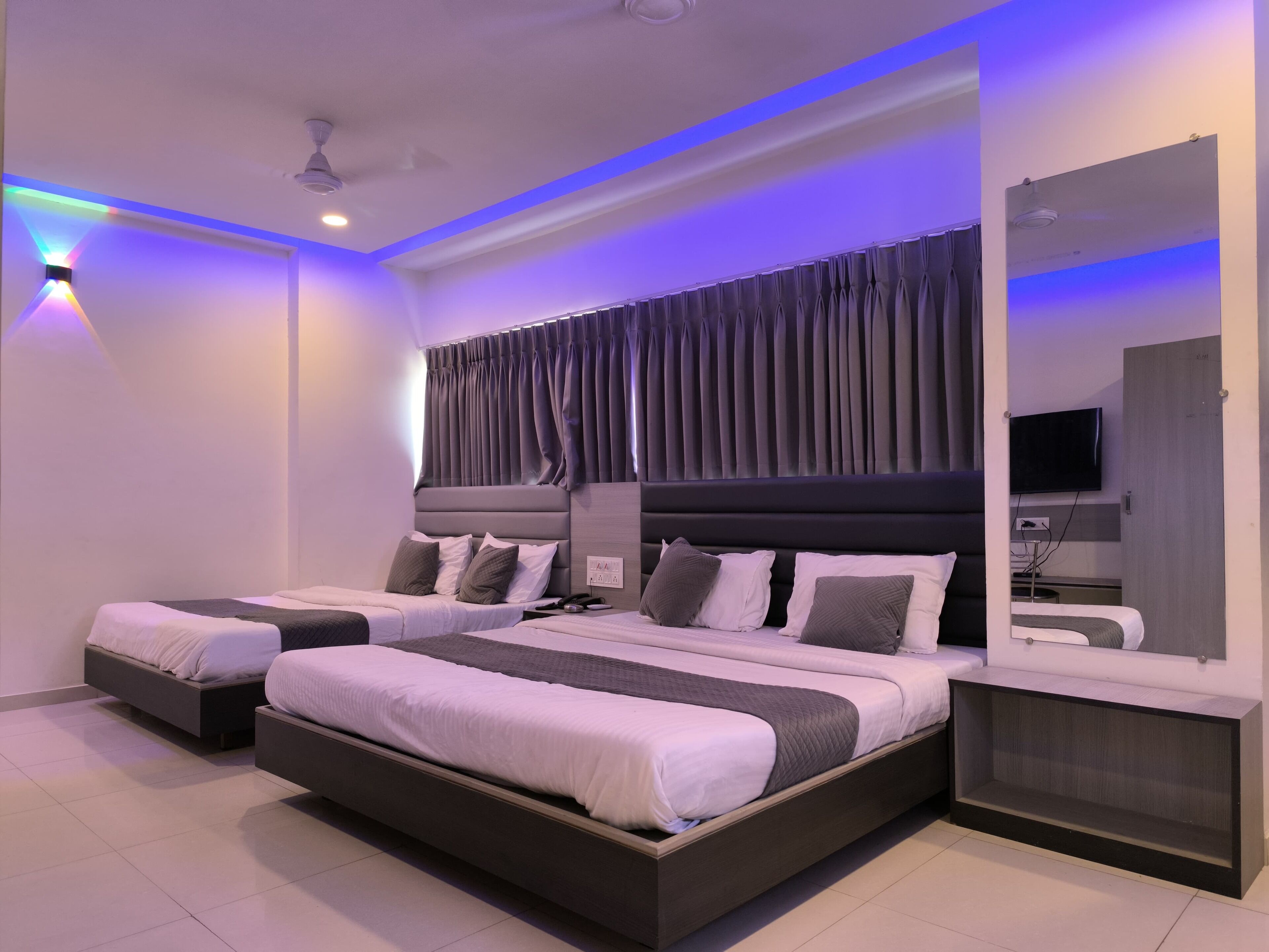 Kamar Quadruple Keluarga, pemandangan kota | Meja kerja, ruang kerja ramah laptop, dan setrika/meja setrika