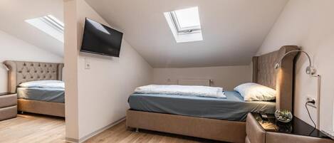 Comfort Quadruple Room | Desk, free WiFi