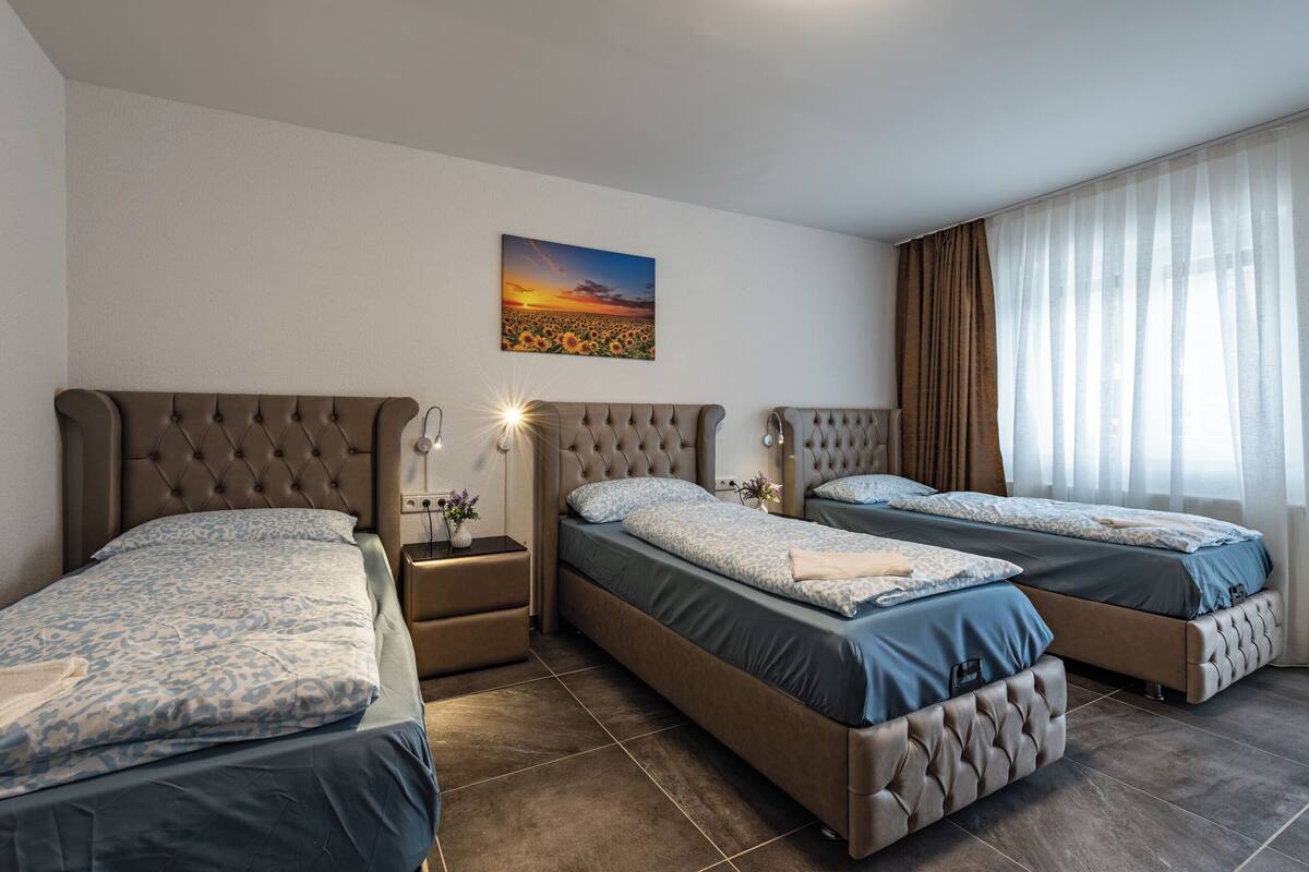 Comfort Triple Room | Desk, soundproofing, WiFi (free)