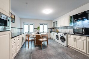 Microwave, oven, dishwasher, cookware/dishes/utensils - MK Hostel Bremen (Bremen)