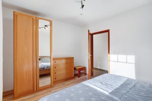 1 bedroom, WiFi, bed sheets - Apartment 'Ferienwohnung, 60qm' with Shared Terrace, Private Garden and Wi-Fi (Balve)