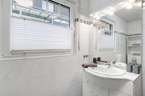 Shower, hair dryer, towels - Apartment 'Ferienwohnung, 60qm' with Shared Terrace, Private Garden and Wi-Fi (Balve)