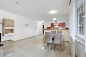 Dining - Apartment 'Ferienwohnung, 60qm' with Shared Terrace, Private Garden and Wi-Fi (Balve)
