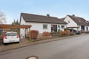 Exterior - Apartment 'Ferienwohnung, 60qm' with Shared Terrace, Private Garden and Wi-Fi (Balve)