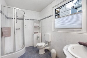 Douche, sèche-cheveux, serviettes fournies