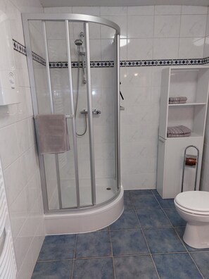 Dusche, Haartrockner, Handtücher