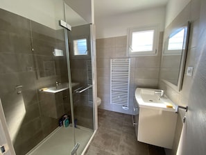 Shower, hair dryer - Évasion vue mer à Farinole - 15 m² terrace, 2 minutes from the beach (Farinole)