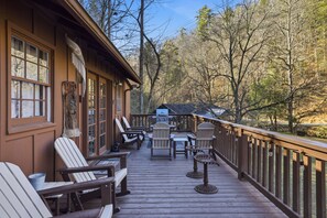 Terrace/patio - Creekbend – Creek Frontage, Hot Tub, Fire Pit & Resort Fun (Sevierville)