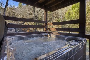 Outdoor spa tub - Creekbend – Creek Frontage, Hot Tub, Fire Pit & Resort Fun (Sevierville)