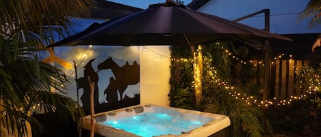 Outdoor spa tub