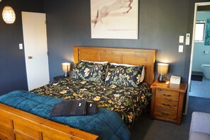 3 habitaciones, tabla de planchar con plancha, wifi y ropa de cama 