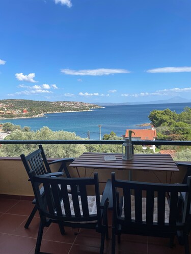 Meerblick, kostenlose Familienausstattung, nur 3 Minuten von einem Privatstrand