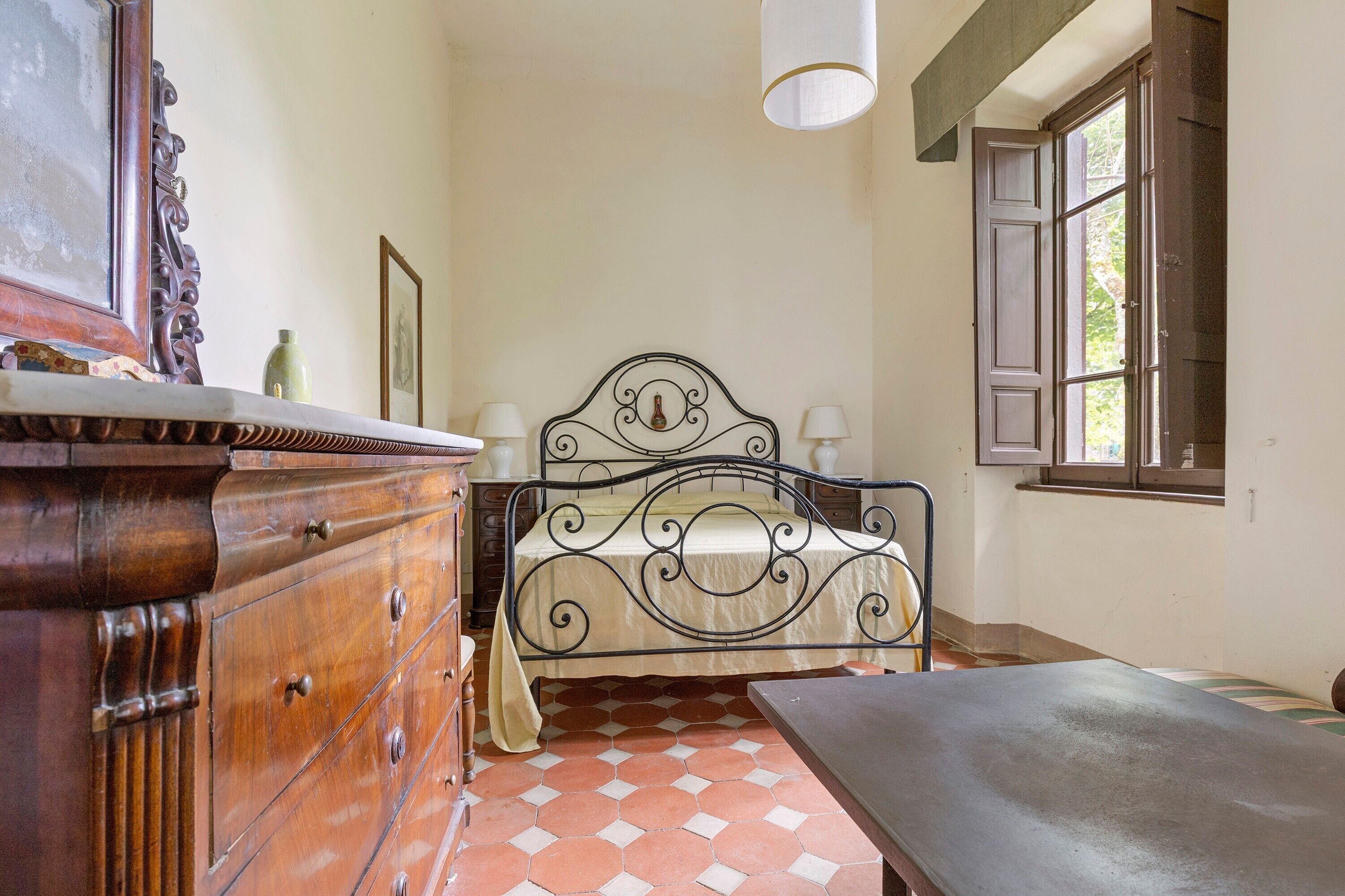 5 bedrooms, iron/ironing board, WiFi, bed sheets