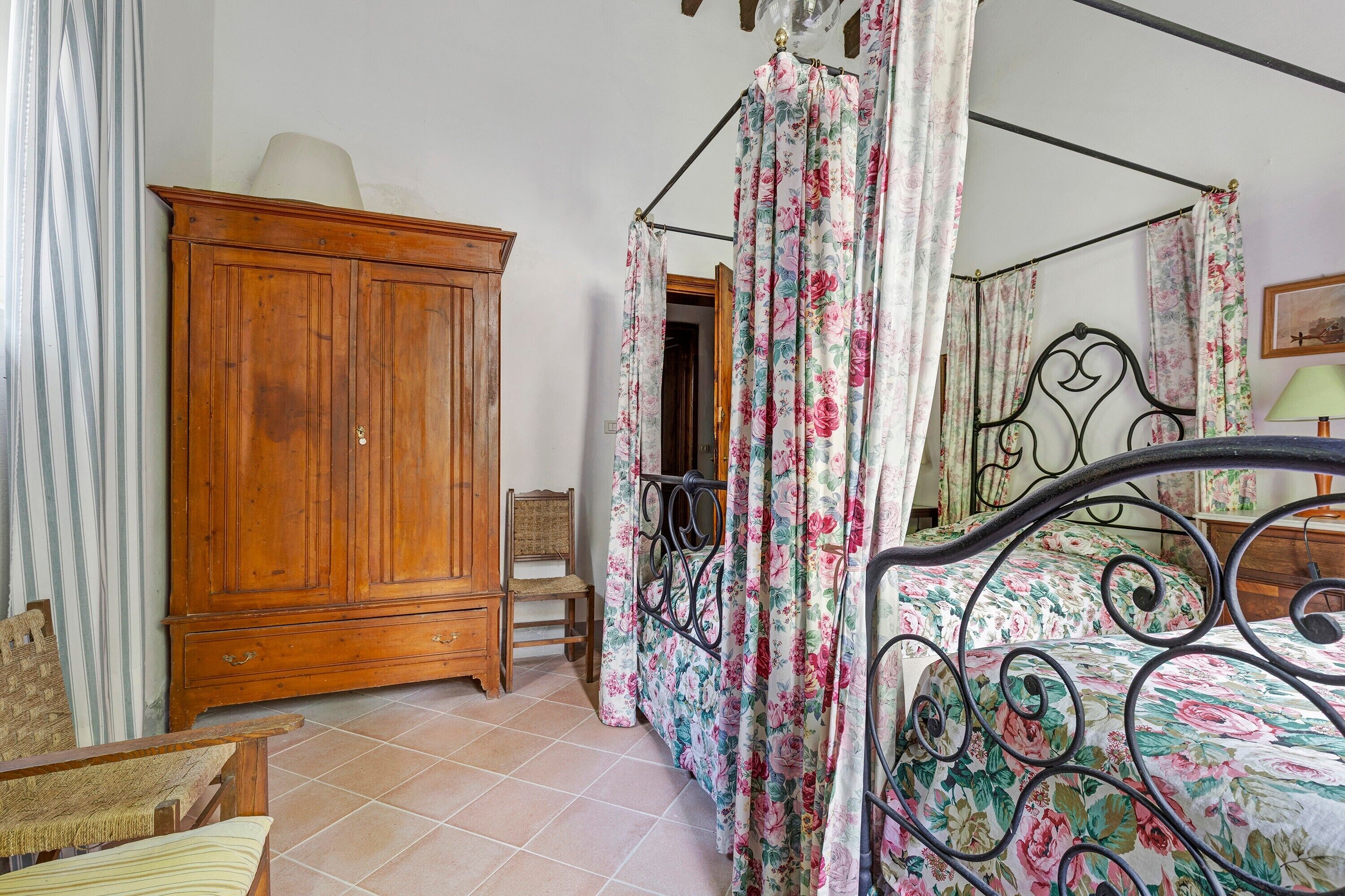 5 bedrooms, iron/ironing board, WiFi, bed sheets