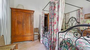5 bedrooms, iron/ironing board, WiFi, bed sheets