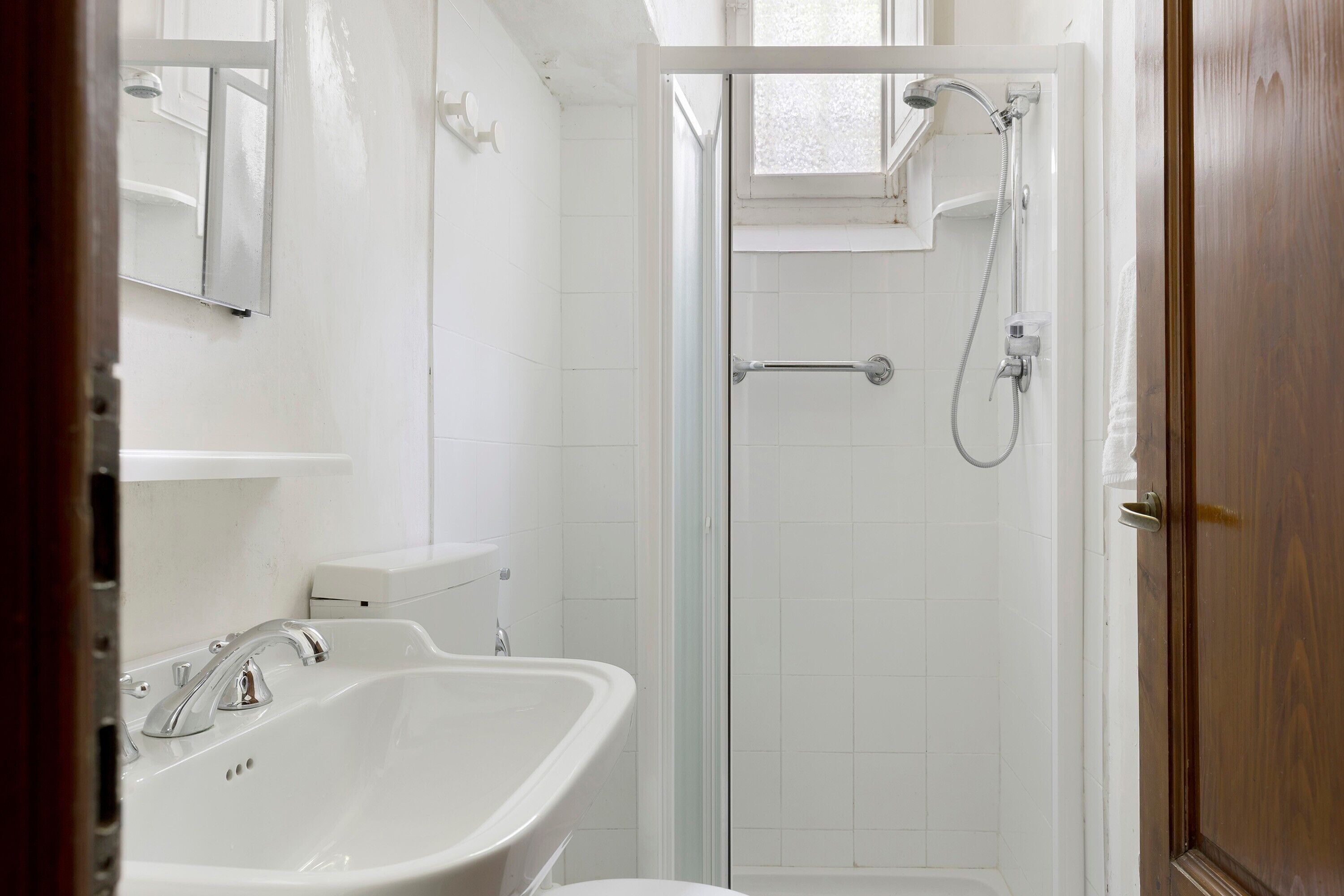 Douche, séchoir à cheveux, serviettes fournies