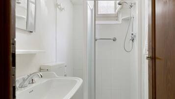 Douche, séchoir à cheveux, serviettes fournies