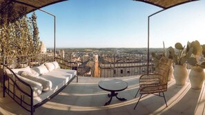 Habitación doble superior, vistas a la ciudad | Terraza o patio