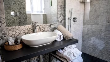 Habitación Deluxe doble, vistas a la ciudad | Baño | Zapatillas