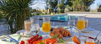 Raissa luxury suite near Bordeaux and A10 heated pool, garden, ideal for couples