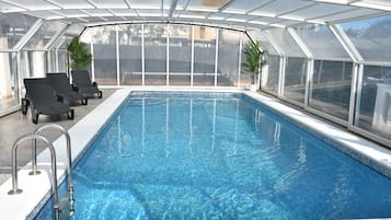 Una piscina cubierta, una piscina al aire libre