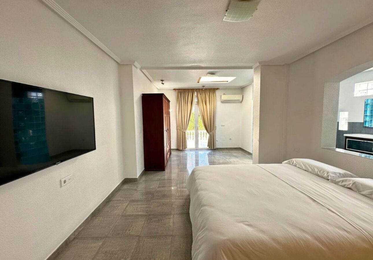 3 slaapkamers, een strijkplank/strijkijzer, gratis wifi, beddengoed