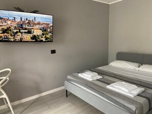 Bügeleisen/Bügelbrett, Reisekinderbett, WLAN, Bettwäsche