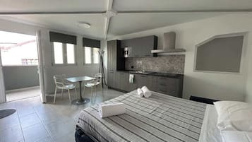 BĂŒgeleisen/BĂŒgelbrett, Reisekinderbett, WLAN, BettwĂ€sche