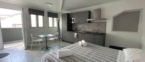 Fer et planche à repasser, lit parapluie, Wi-Fi, draps fournis