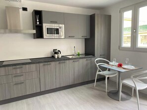 Frigorífico, microondas, placa de cocina y hervidor eléctrico