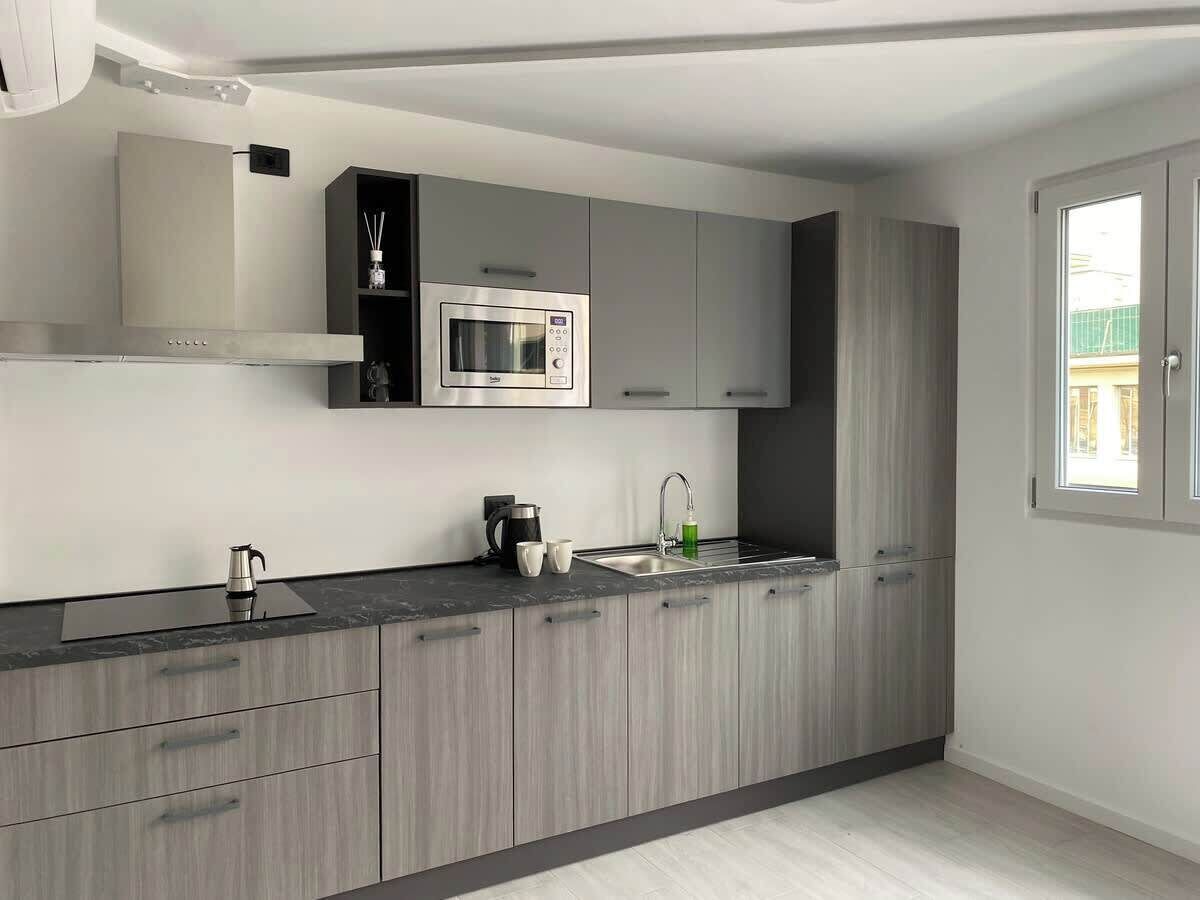 Réfrigérateur, micro-ondes, plaque de cuisson