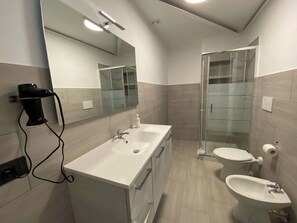 Dusche, Haartrockner, Handtücher