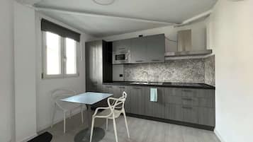 Réfrigérateur, micro-ondes, plaque de cuisson