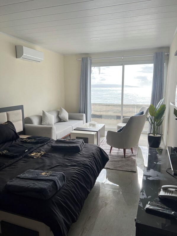 Desk, laptop workspace, free WiFi - Voya Hotel and Suites (Tyre)