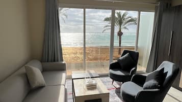 Studio Suite, Balcony, Beach View | Living area