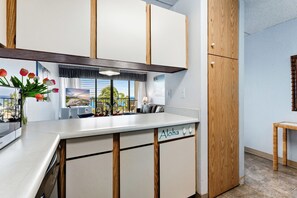 Una cucina moderna con isola integrata, mobili in legno e vista sull'esterno.