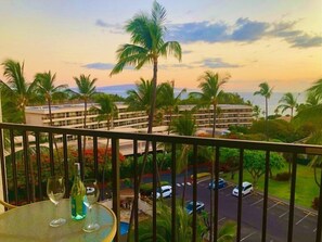 Outdoor dining - Ocean Views Top Floor Across from Beach - Kihei Akahi D606 (Kihei)