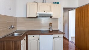 Wasserkocher mit Kaffee-/Teezubehör, Kühlschrank
