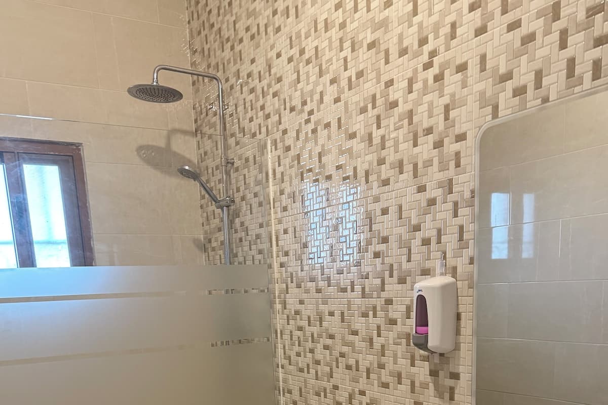 Vila luxo, sacada | Banheiro | Chuveiro, toalhas de banho, sabonete, papel higiênico