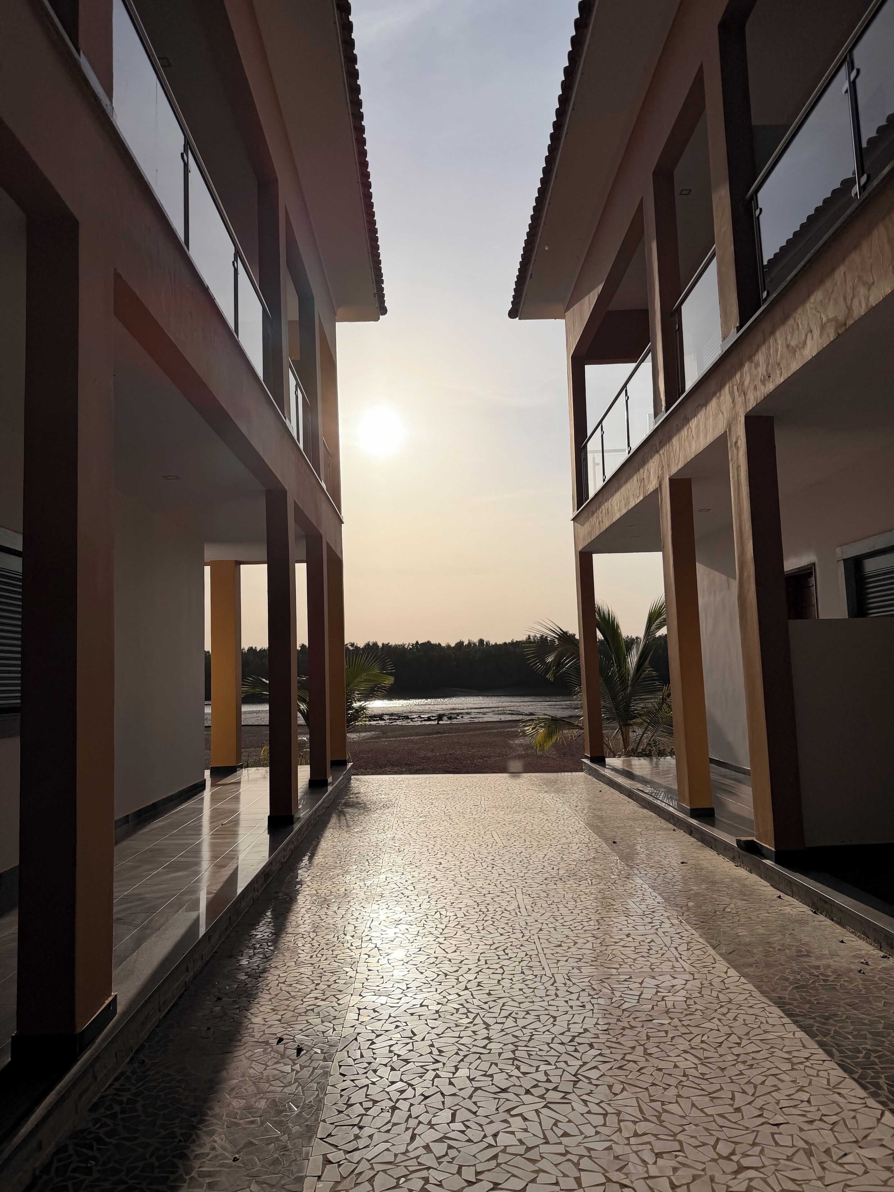 Chambre Double Confort, balcon, vue établissement | Enceinte de l’hébergement