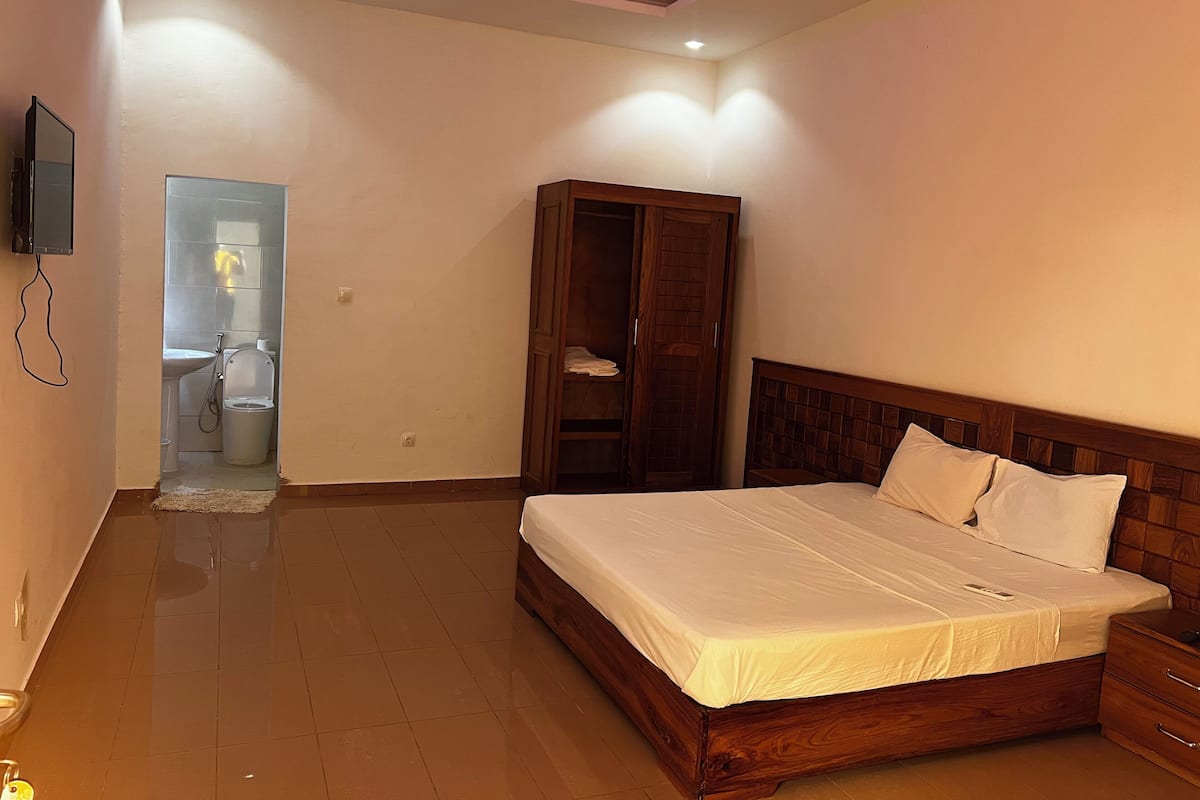 Quarto casal clássico, sacada, vista para o resort | Banheiro | Chuveiro, toalhas de banho, sabonete, papel higiênico