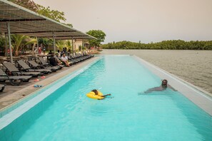 2 piscines extérieures