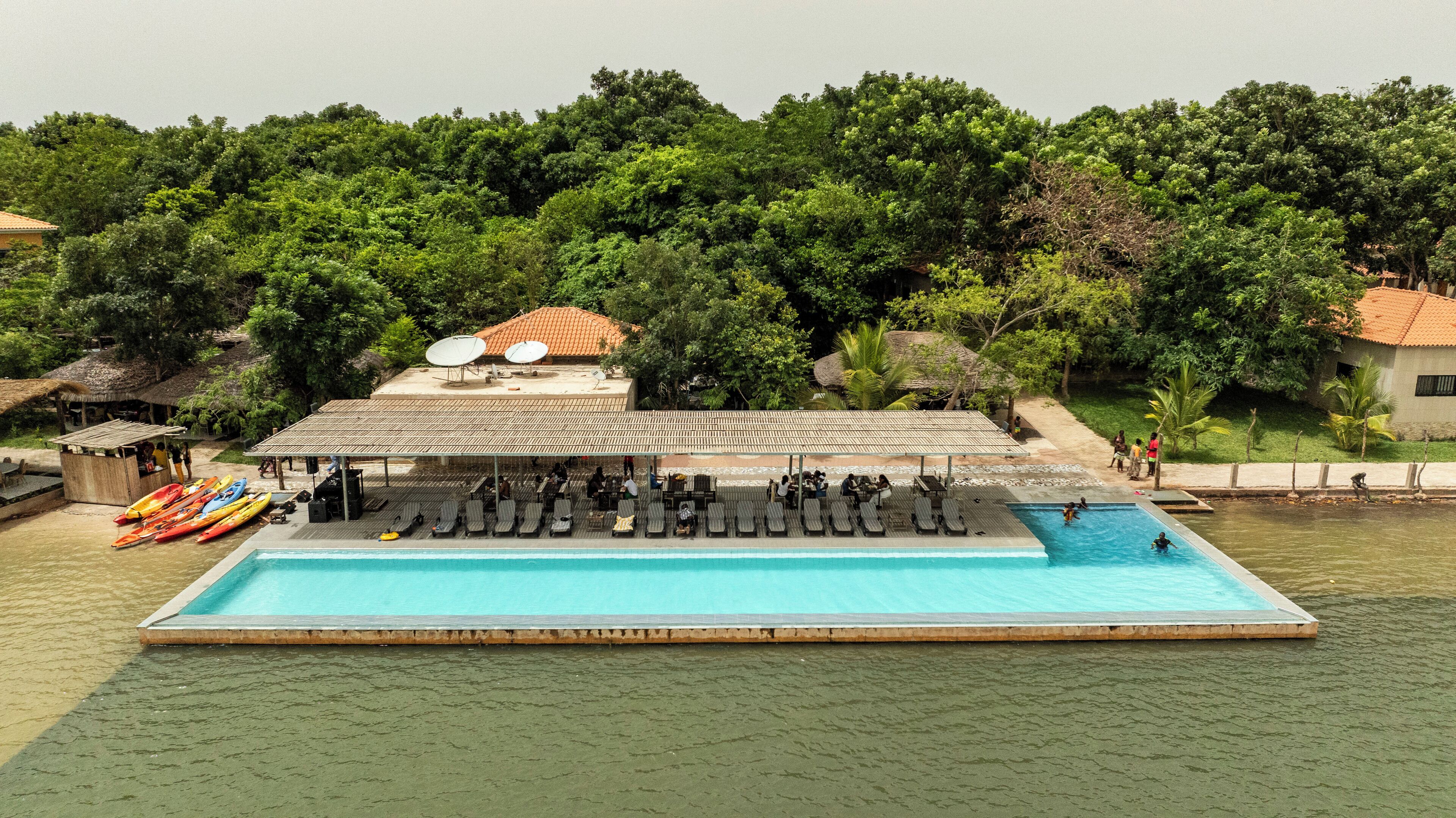 2 piscines extérieures