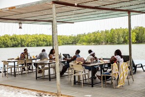 รับประทานอาหารกลางแจ้ง