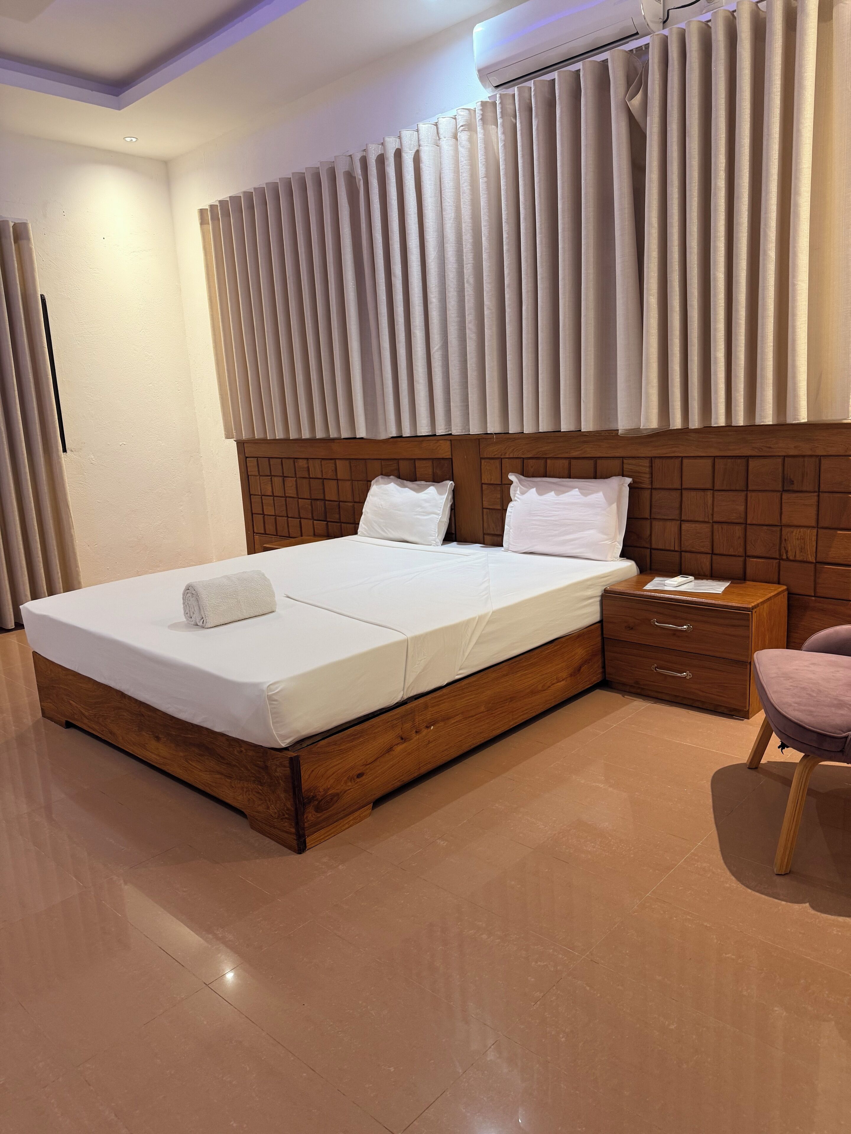 Escritorio, espacio para trabajar con laptop y wifi gratis 