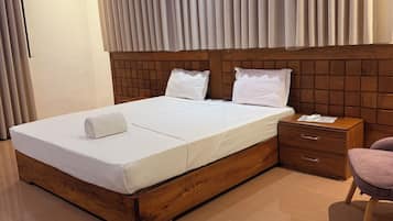 Escritorio, espacio para trabajar con laptop y wifi gratis