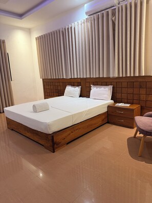 Vila luxo, sacada | Escrivaninha, espaço de trabalho para notebook, Wi-Fi de cortesia