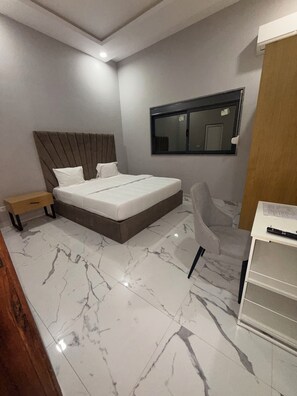 مكتب ومساحة عمل للكمبيوتر المحمول وواي فاي مجانًا